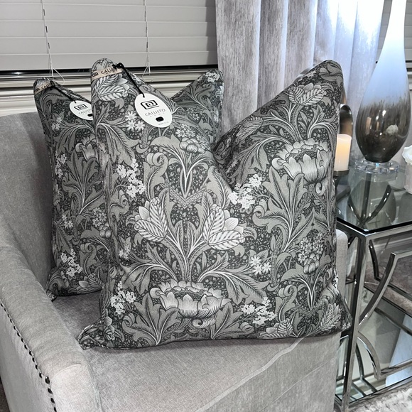 1-NWT CALLISTO HOME JACOBEAN FLORAL DESIGN DECORATIVE PILLOW (Read description)